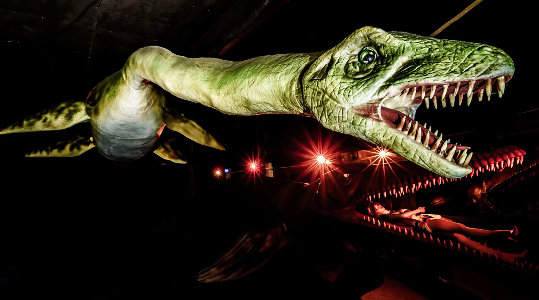 Under ytan lurar de enorma havsmonstren Elasmosaurus, Mosasaurus, Pliosaurus och Plesiosaurus hos A World of Dinosaurs.